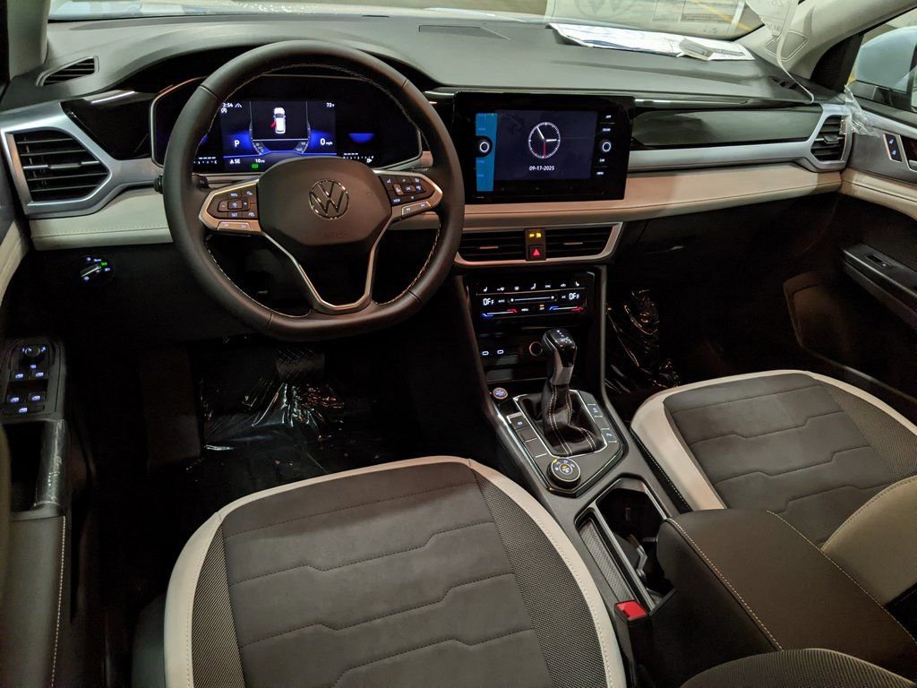 New 2026 Volkswagen Taos SE image 12