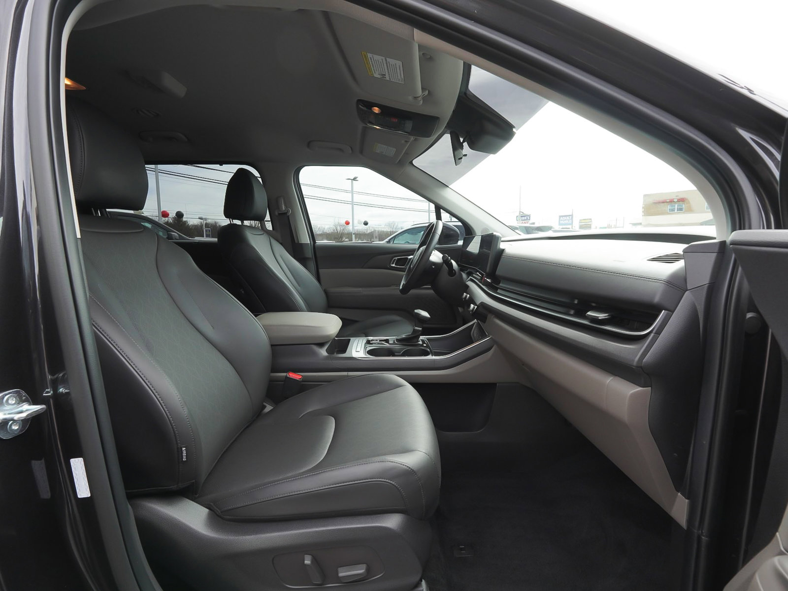Used 2025 Kia Carnival EX FWD image 42