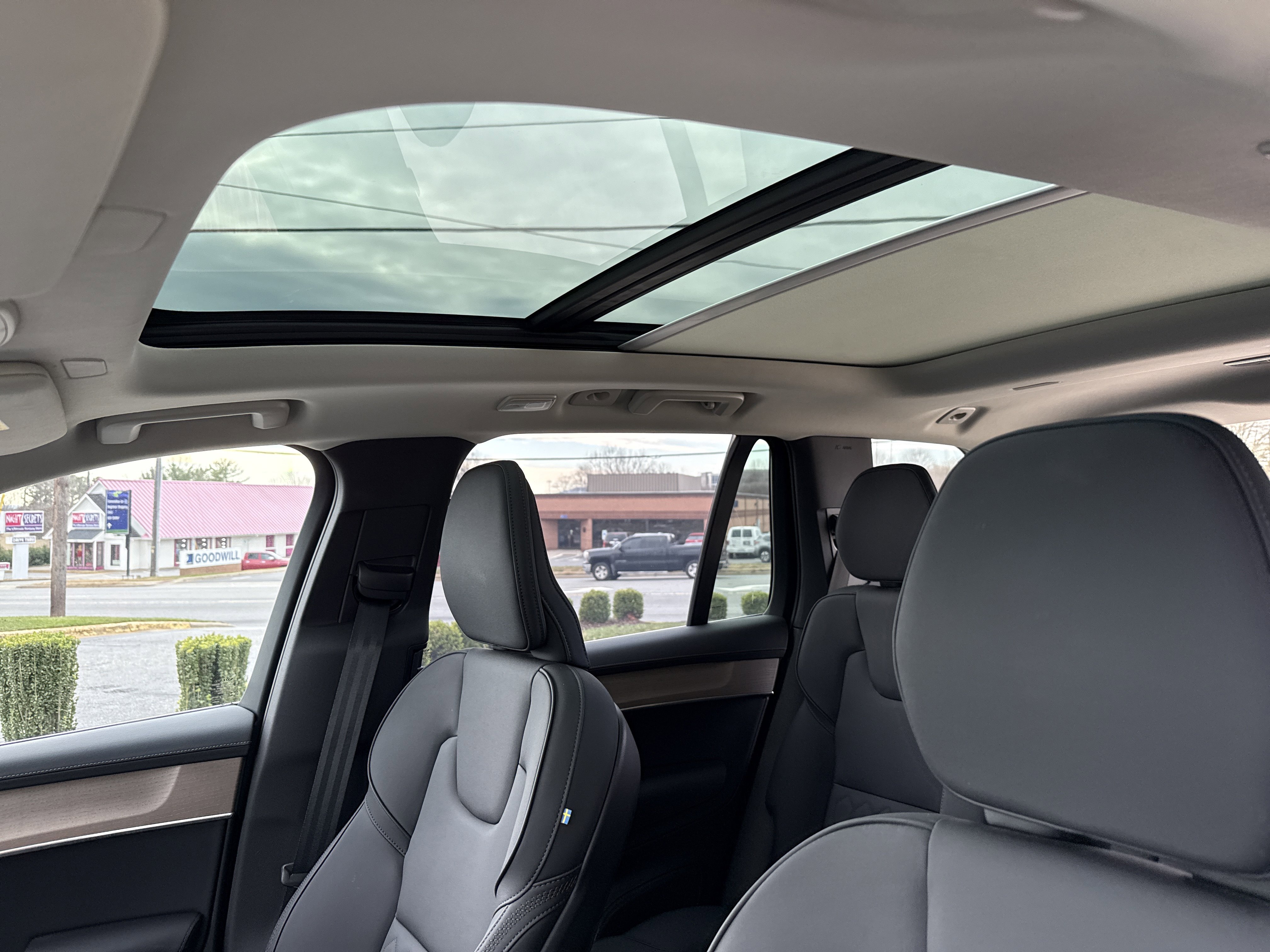 Used 2025 Volvo XC90 B6 Plus image 28