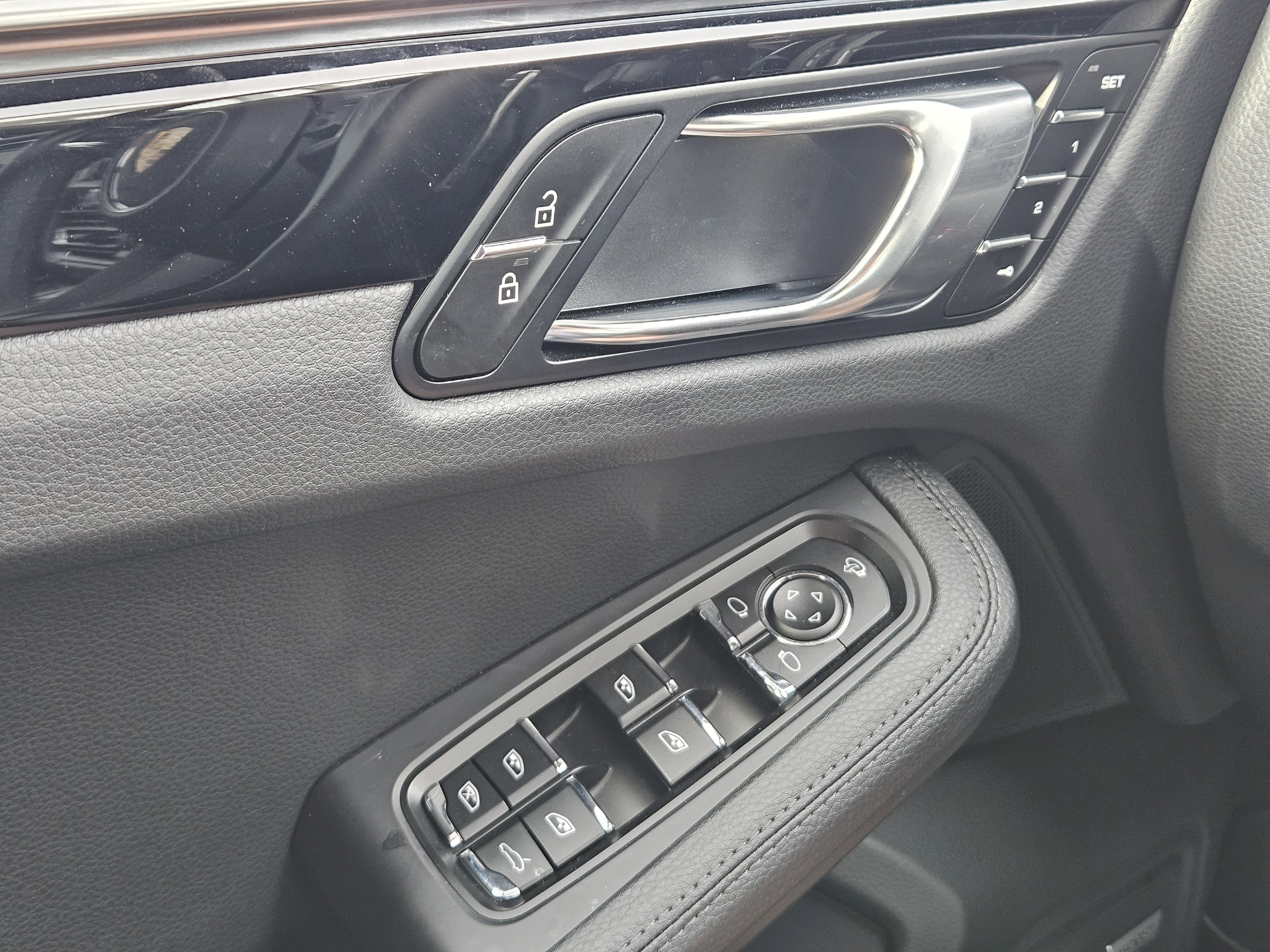 Certified 2025 Porsche Macan image 23