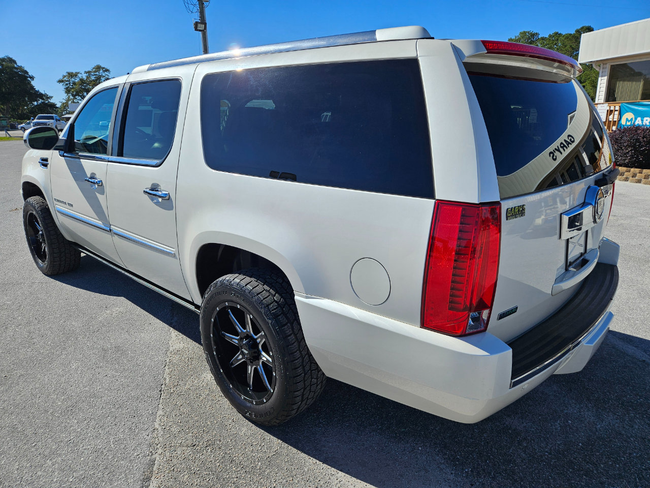 Used 2011 Cadillac Escalade ESV Premium image 4