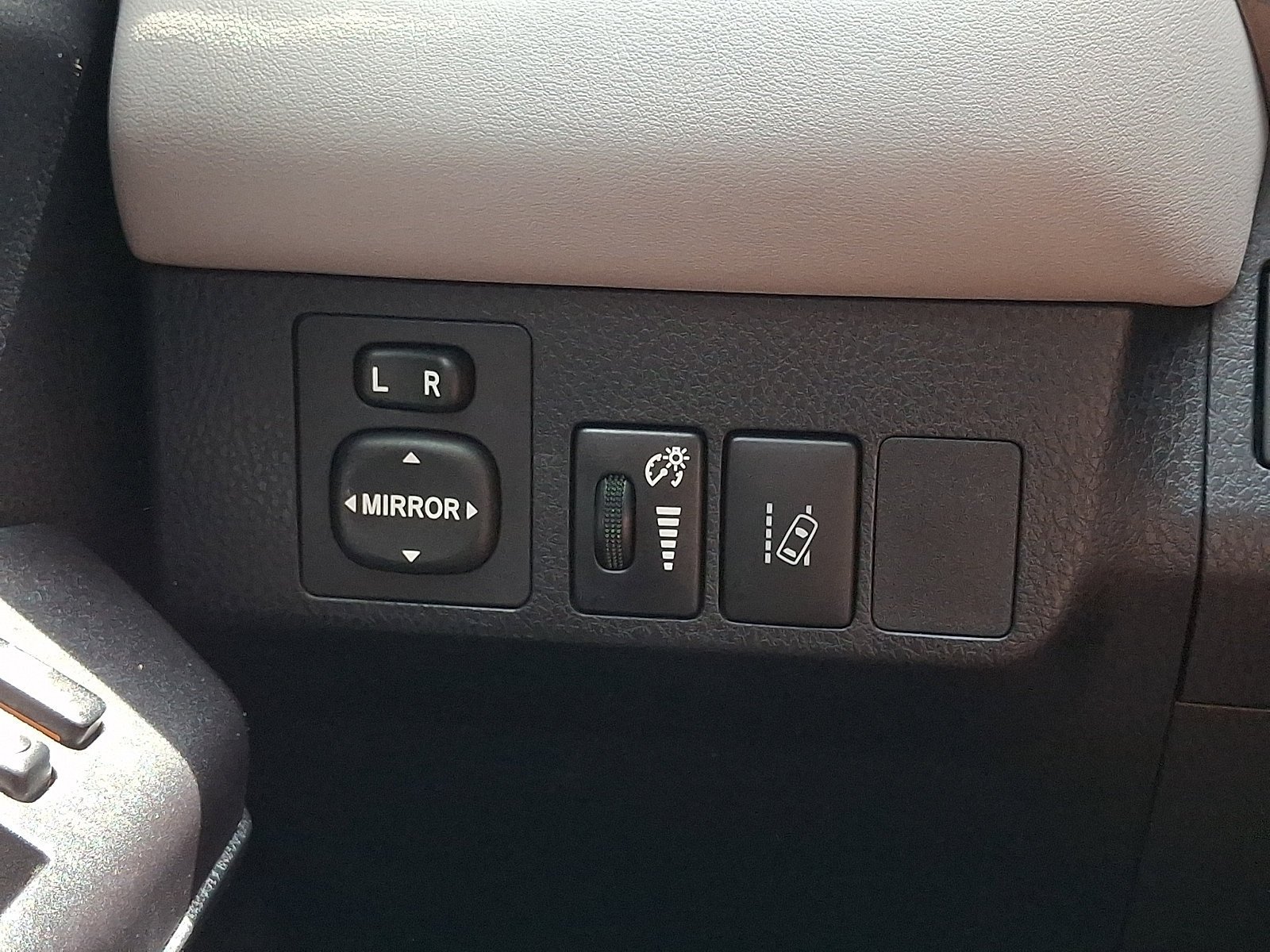 Used 2017 Toyota RAV4 XLE w/ All Weather Liner Package AWD/4WD image 25