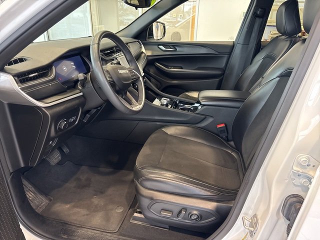 Used 2023 Jeep Grand Cherokee Altitude image 7