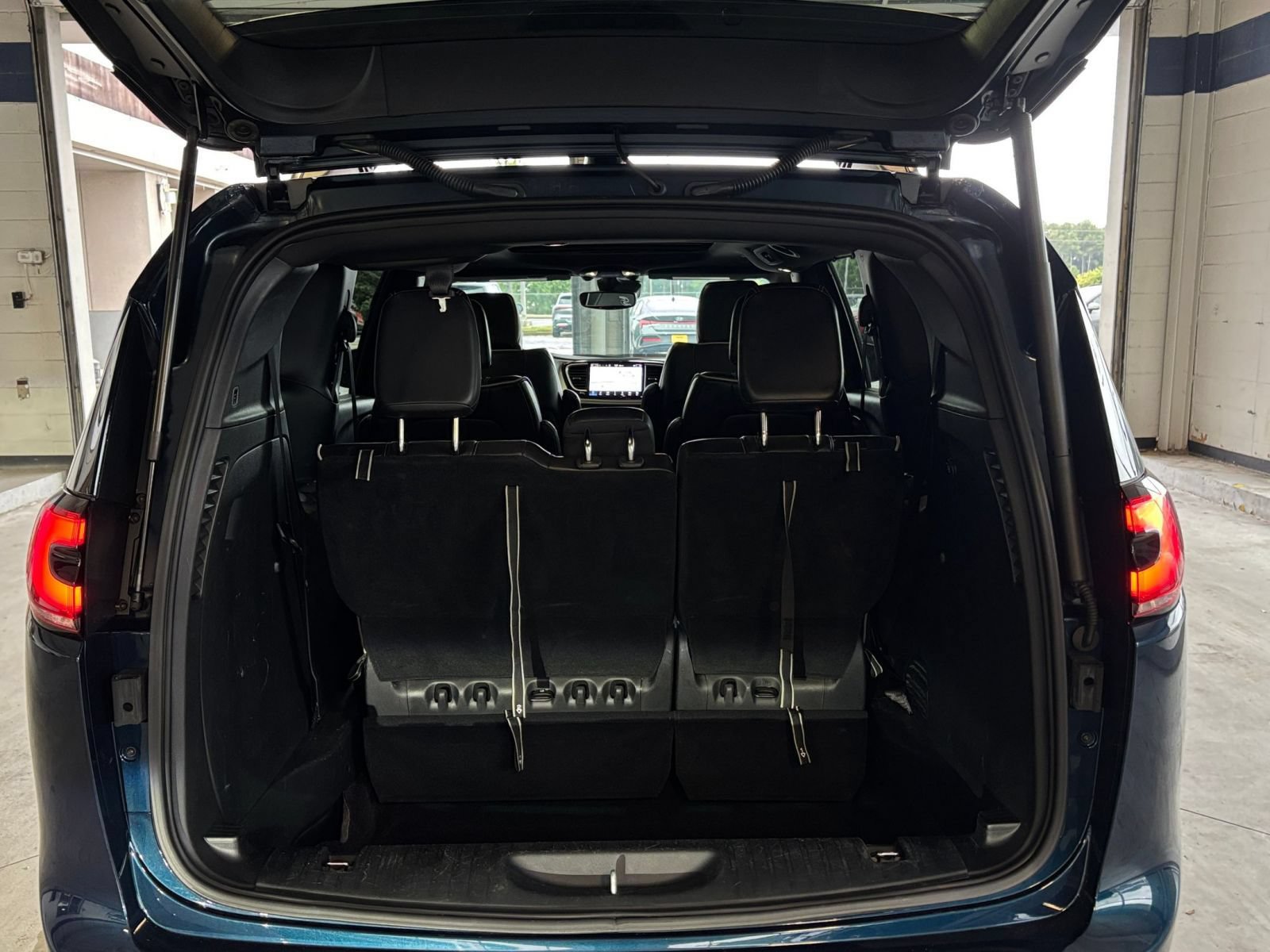 Used 2025 Chrysler Pacifica Limited FWD image 35