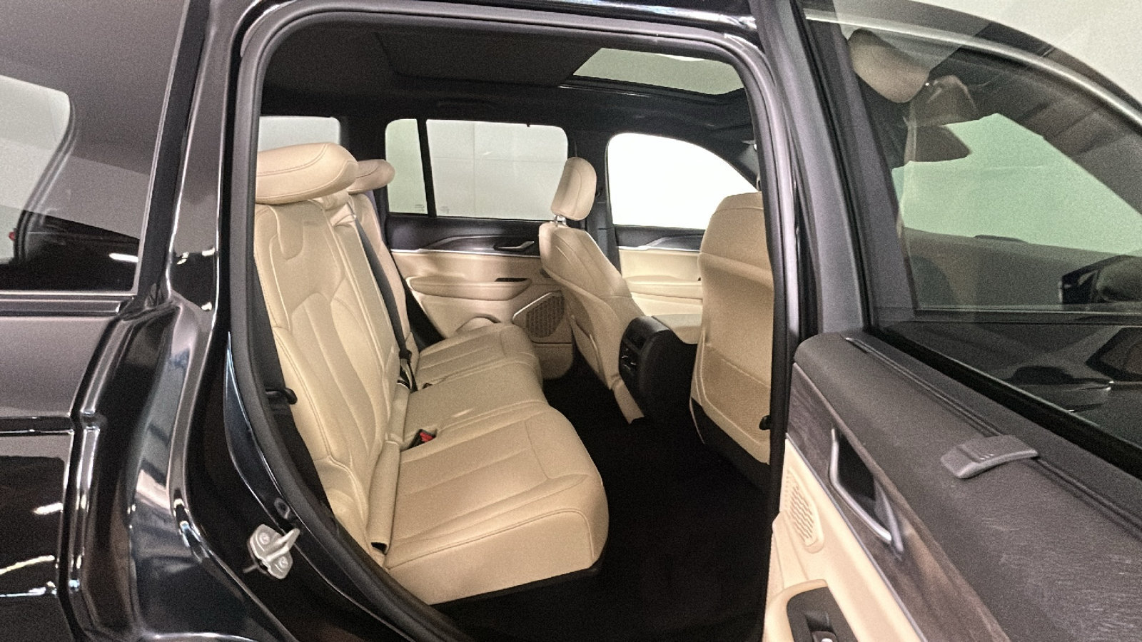 Used 2023 Jeep Grand Cherokee 4WD 4xe w/ Luxury Tech Group II image 35