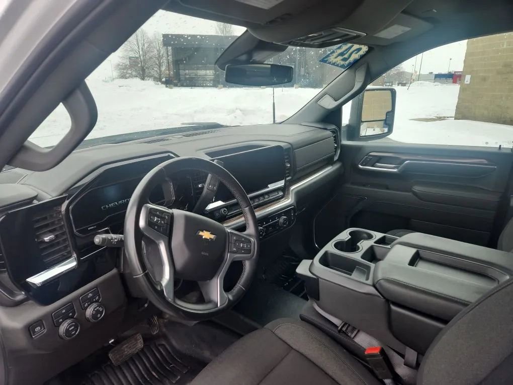 Used 2024 Chevrolet Silverado 2500 LT image 4