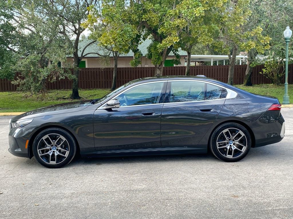 Used 2025 BMW i5 eDrive40i w/ Premium Package image 4