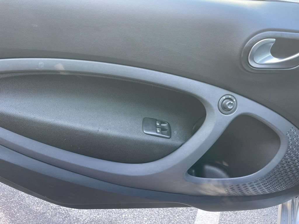 Used 2016 smart fortwo Prime RWD image 16