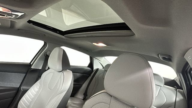 Certified 2025 Hyundai Elantra Limited FWD image 13