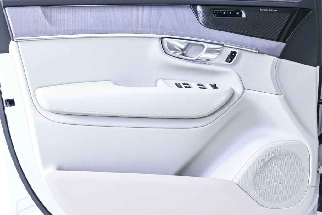 New 2026 Volvo XC90 T8 Ultra w/ Protection Package Premier image 6