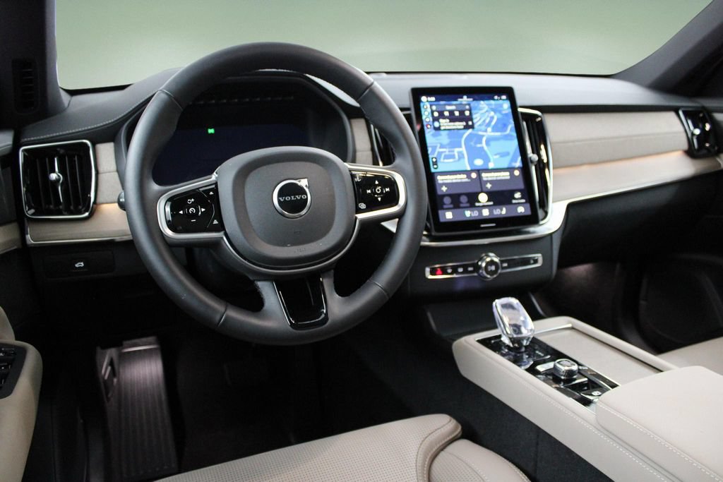 Certified 2025 Volvo XC90 B5 Ultra AWD/4WD image 17