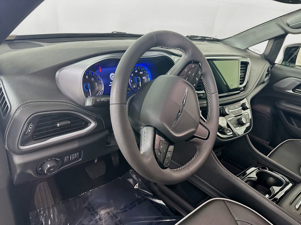 Used 2025 Chrysler Pacifica Limited FWD image 14