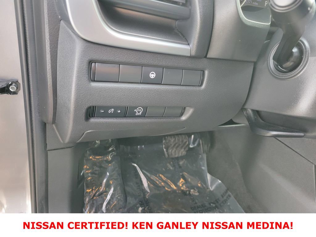 Certified 2023 Nissan Rogue SV image 34