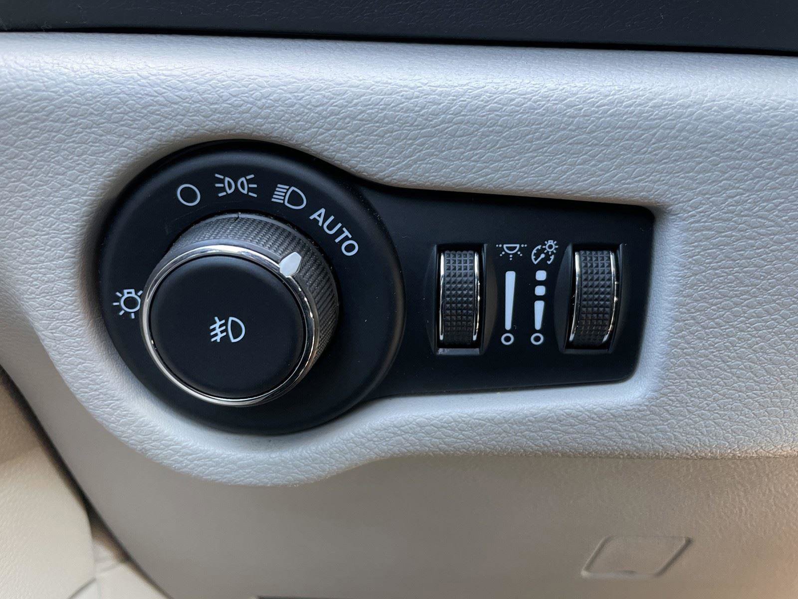 Used 2023 Chrysler Pacifica Touring-L image 33