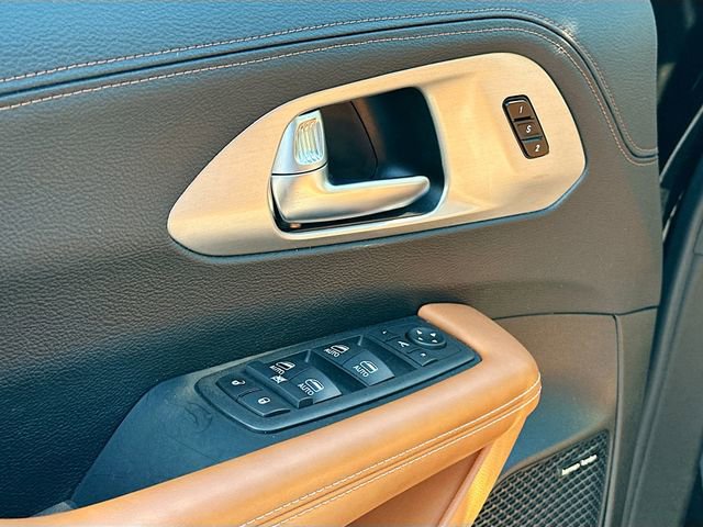 Used 2025 Chrysler Pacifica Pinnacle image 18