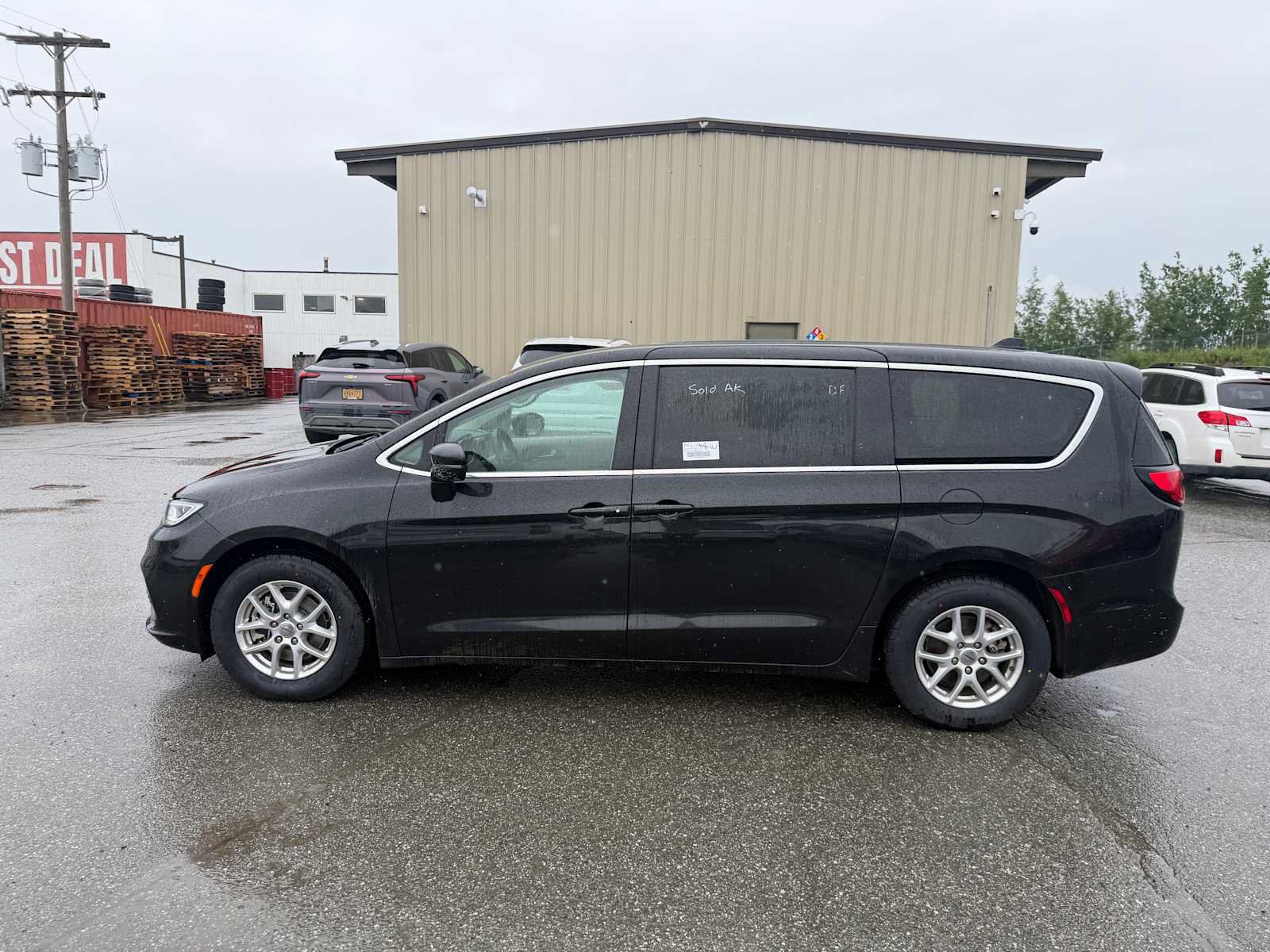 Used 2023 Chrysler Pacifica Touring-L FWD image 2