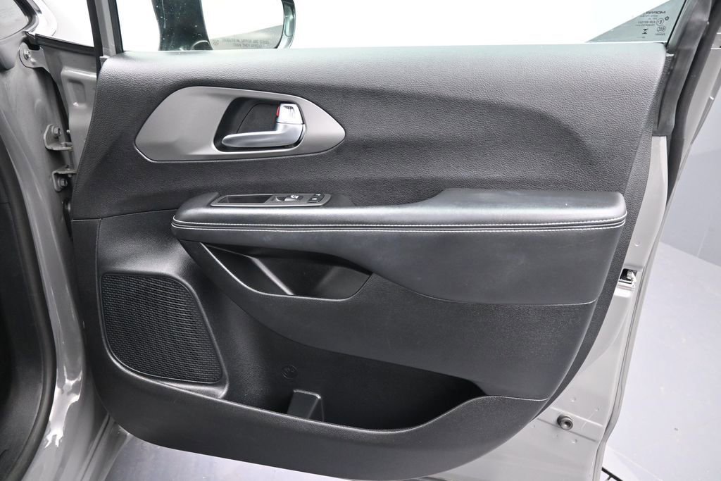 Used 2025 Chrysler Pacifica Select FWD image 16