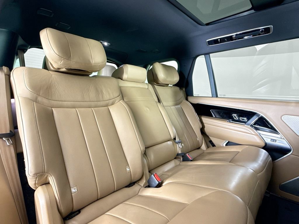 Used 2024 Land Rover Range Rover Long Wheelbase Autobiography image 15
