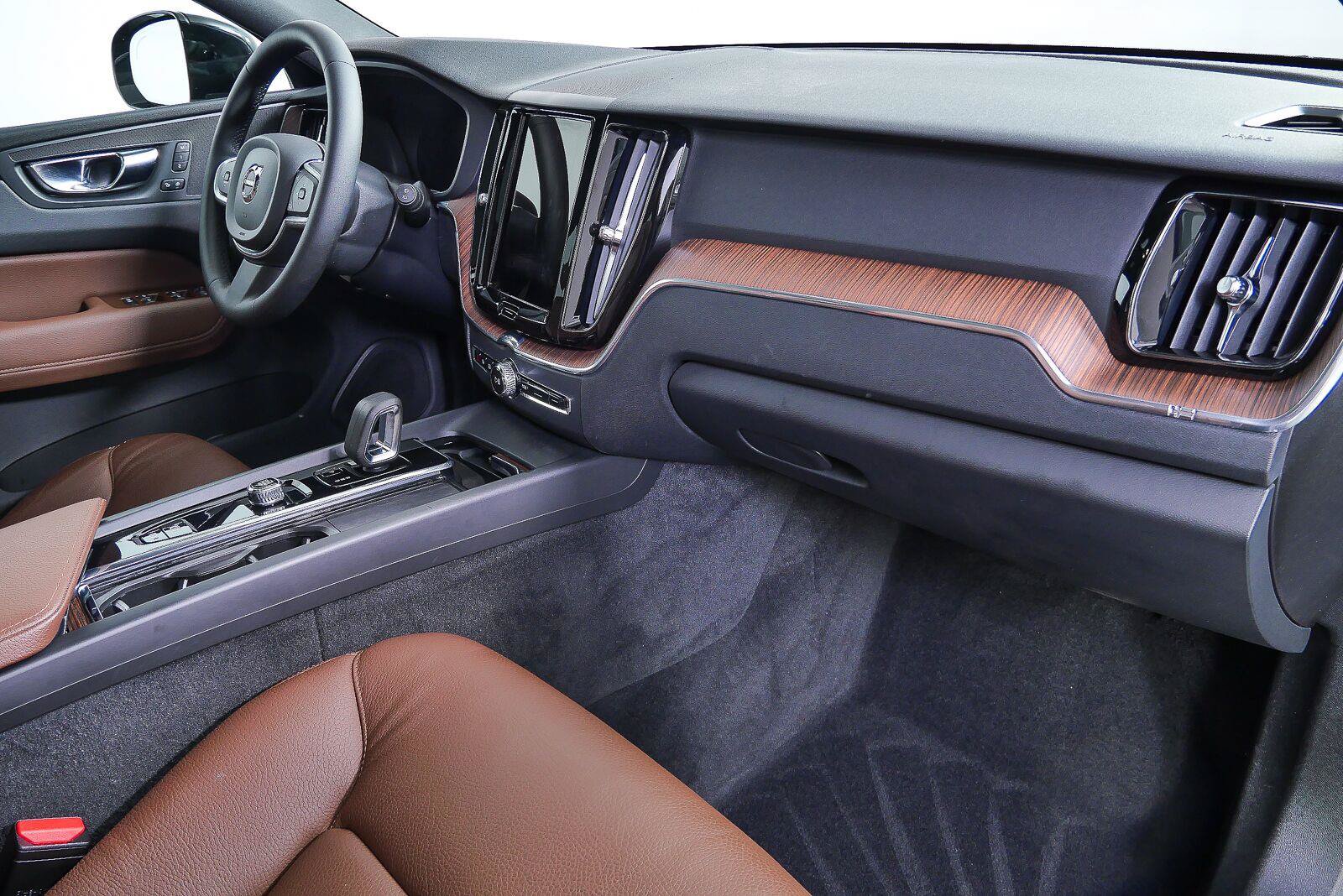 Used 2022 Volvo XC60 B5 Momentum w/ Advanced Package FWD image 21