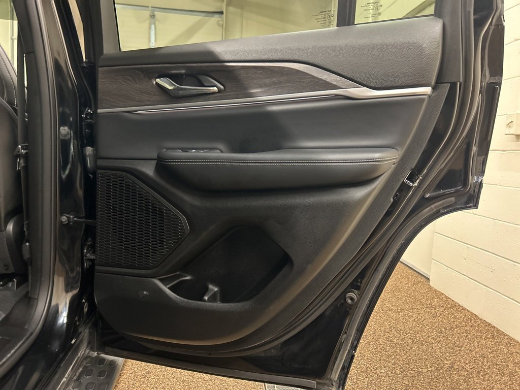 Used 2024 Jeep Grand Cherokee Limited w/ Black Appearance Package image 15