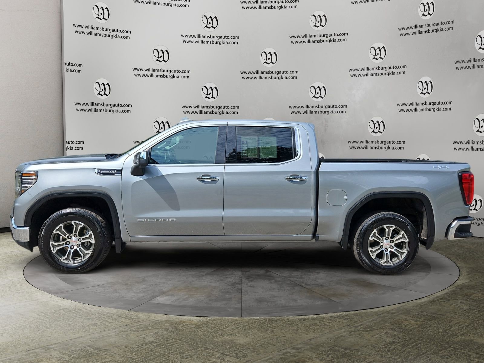 Used 2025 GMC Sierra 1500 SLT image 2