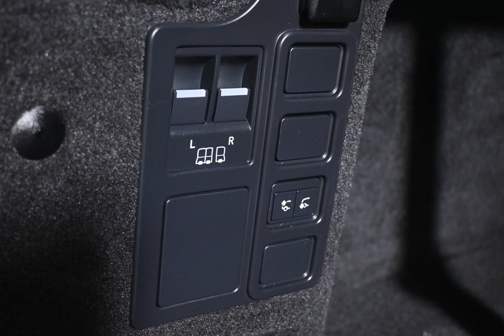 Used 2024 Land Rover Discovery S AWD/4WD image 30