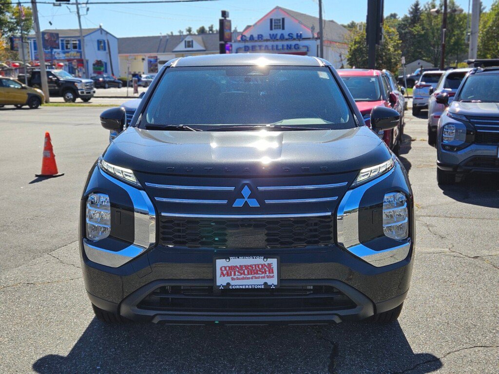 New 2025 Mitsubishi Outlander ES image 8