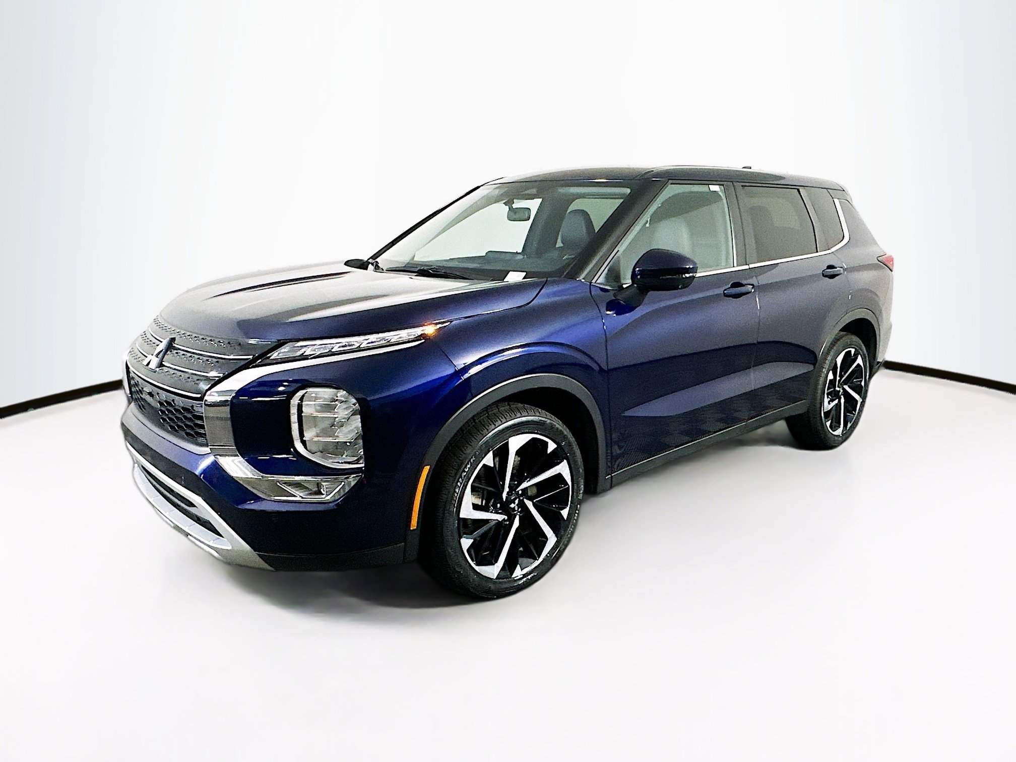 Used 2024 Mitsubishi Outlander SE FWD image 3