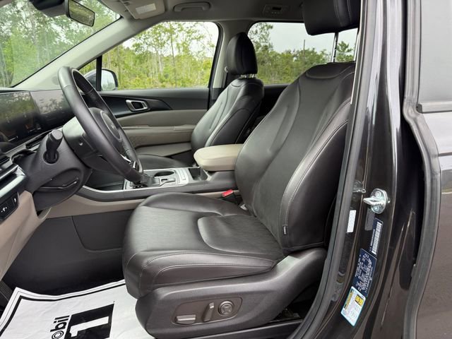 Used 2025 Kia Carnival FWD image 10