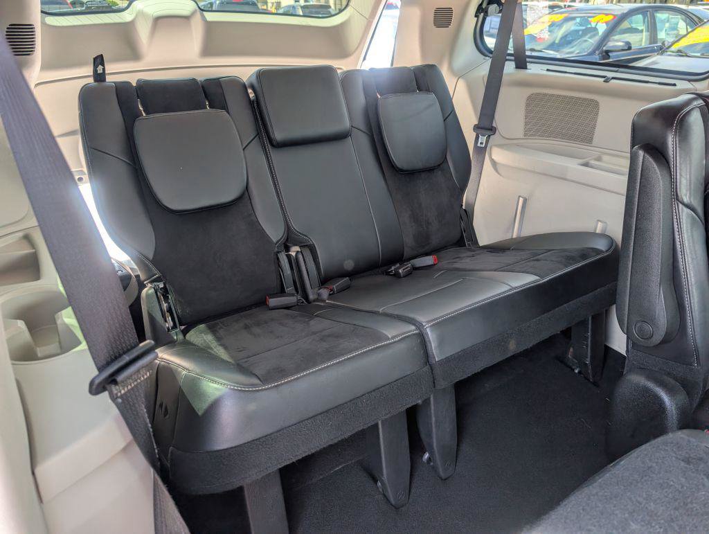 Used 2014 Chrysler Town & Country Touring-L FWD image 15