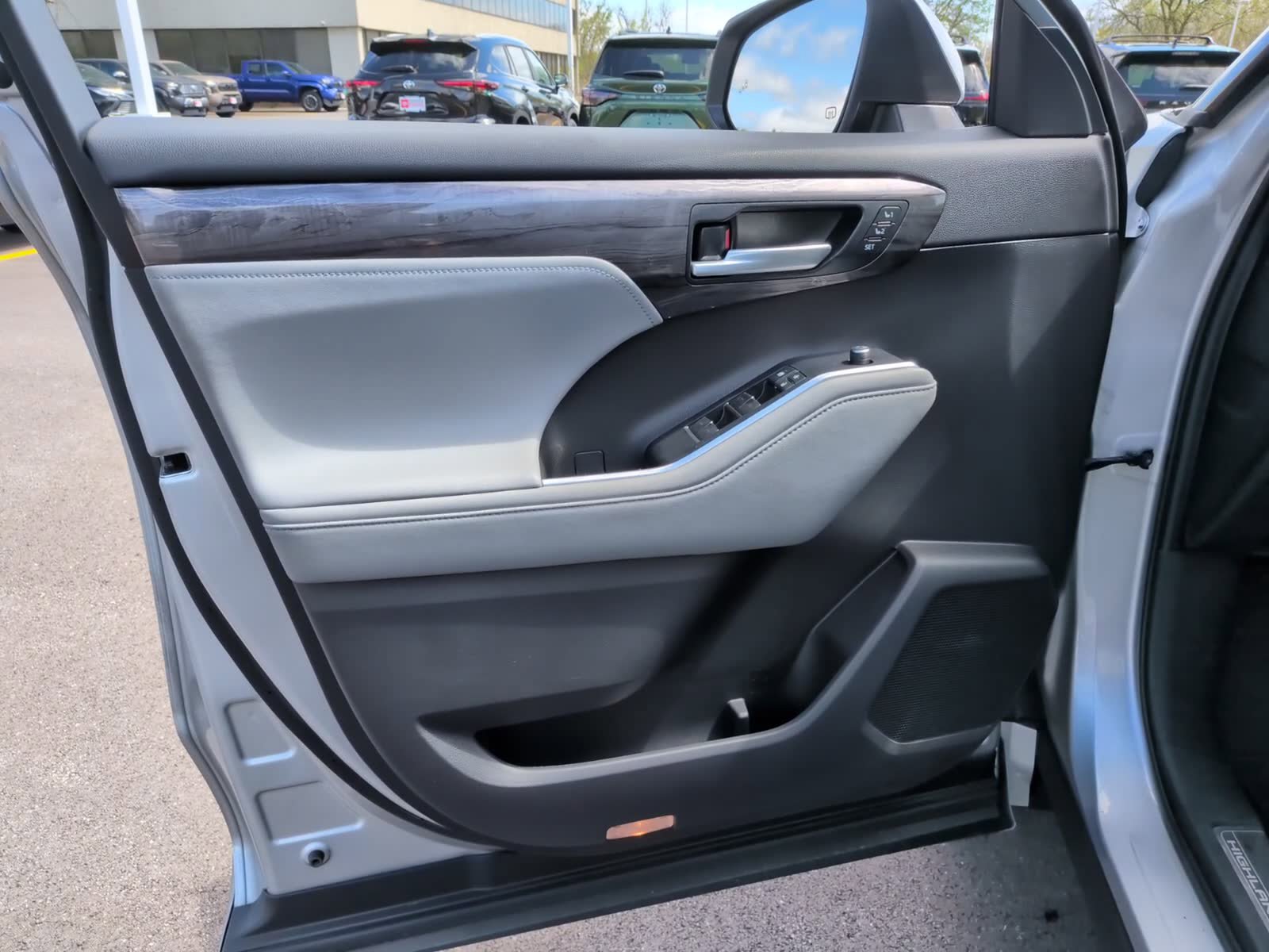 Certified 2020 Toyota Highlander Platinum AWD/4WD image 16