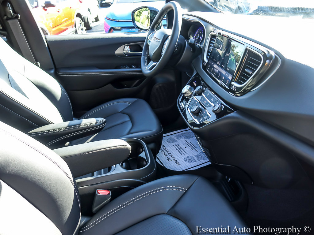 Used 2027 Chrysler Pacifica Select FWD image 26