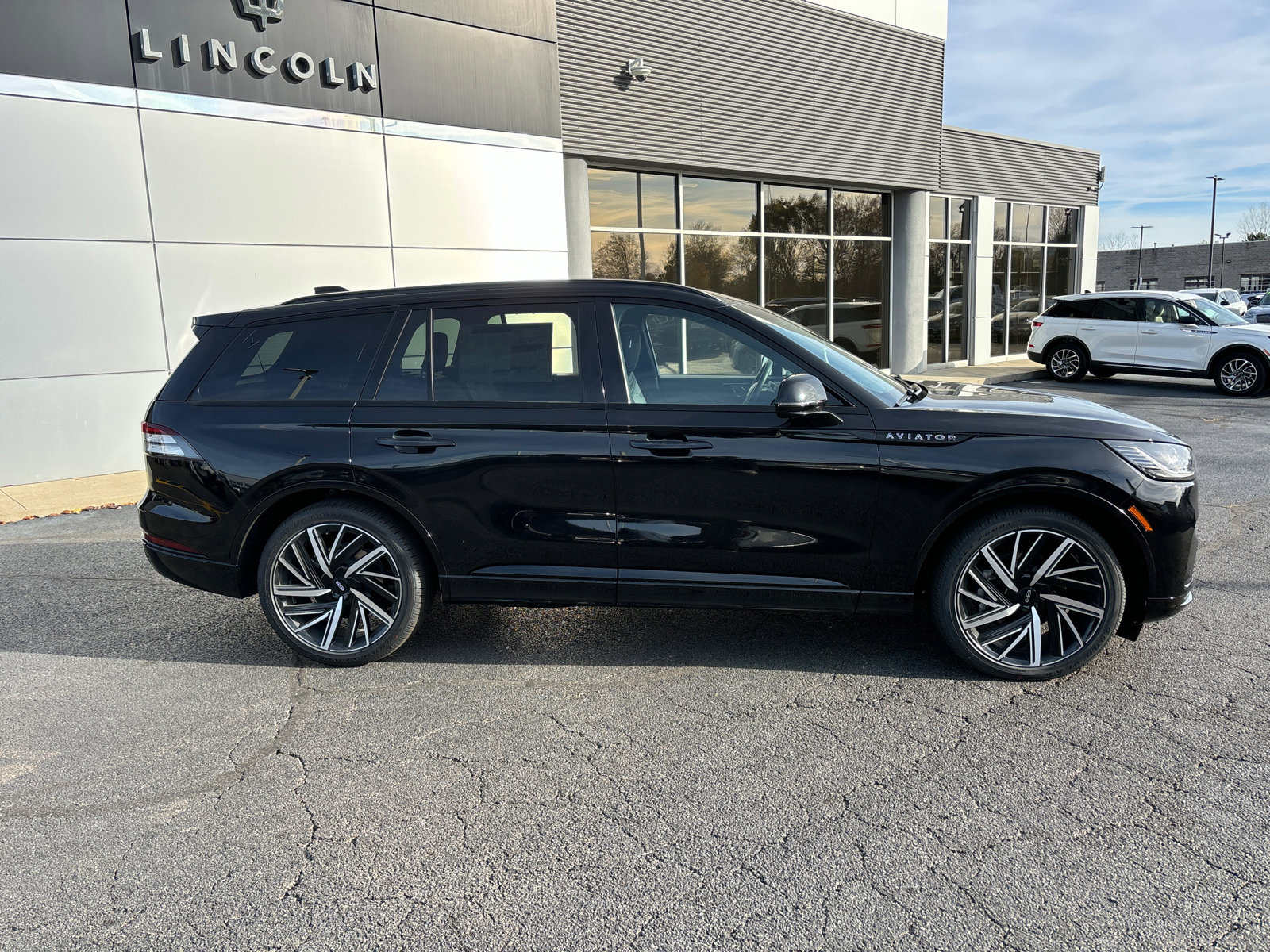 New 2025 Lincoln Aviator Black Label w/ Jet Appearance Package image 8