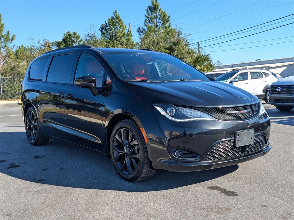 Used 2020 Chrysler Pacifica Limited w/ Quick Order Package 27H Red S image 3