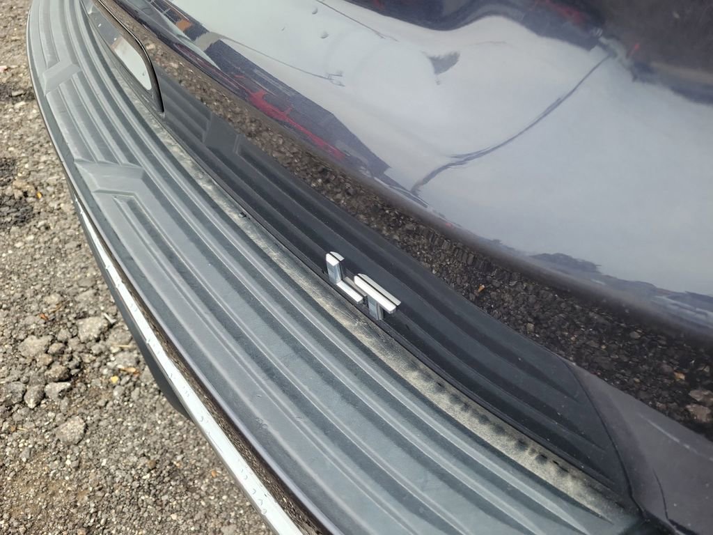 Used 2023 Chevrolet Suburban LT image 8