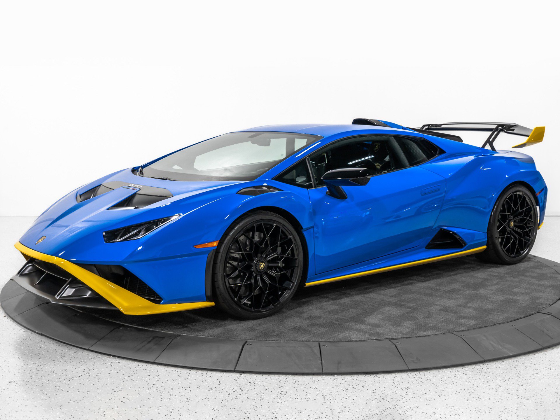 Used 2022 Lamborghini Huracan STO RWD image 3