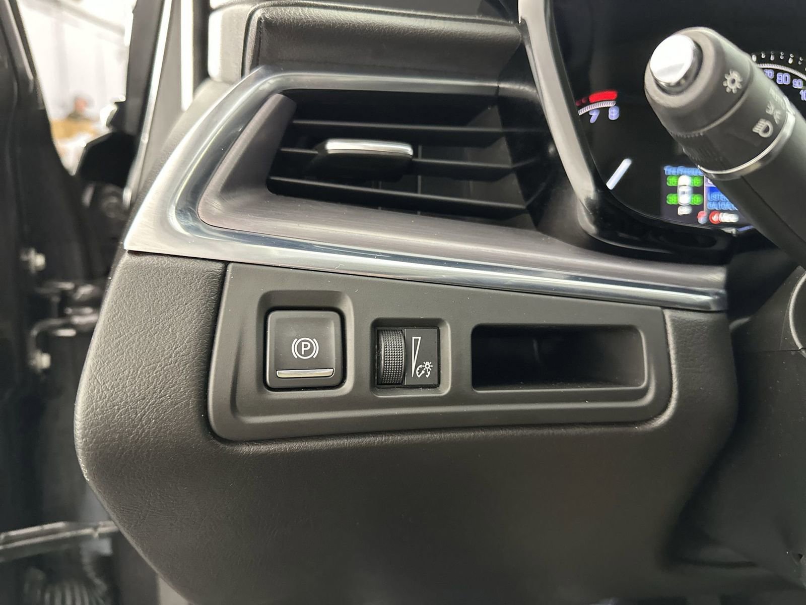 Used 2018 Cadillac XT5 Luxury w/ Driver Awareness Package image 18