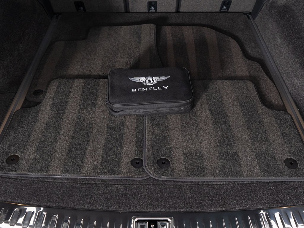 Used 2025 Bentley Bentayga image 46