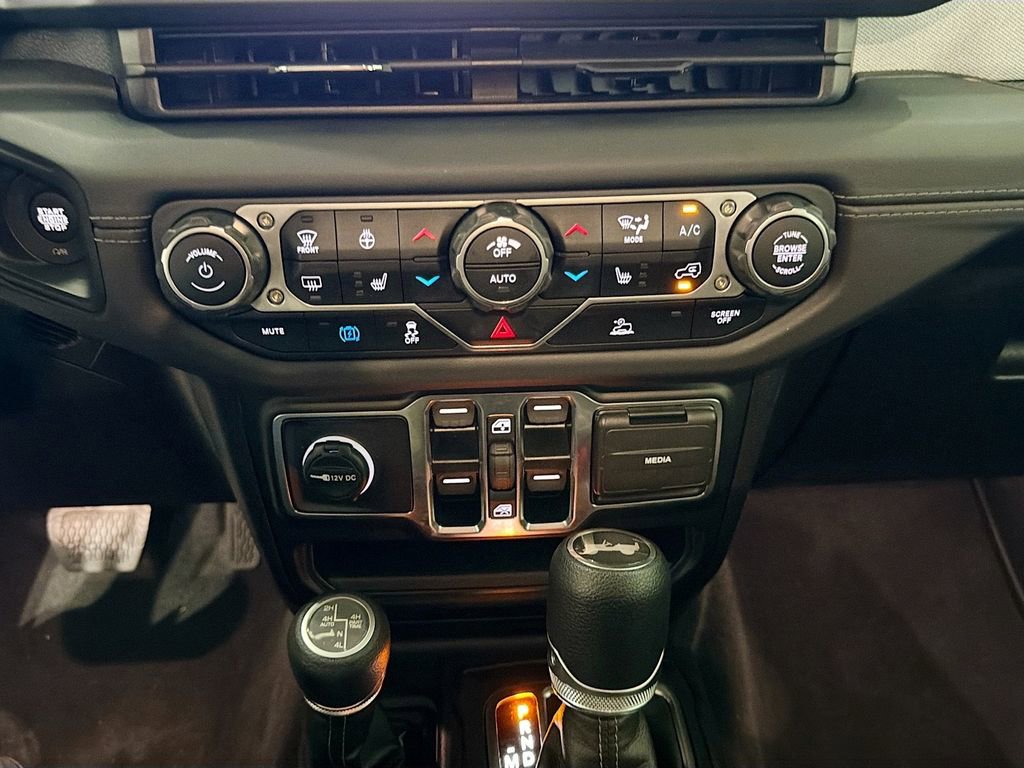 Used 2025 Jeep Wrangler Unlimited Sahara AWD/4WD image 17