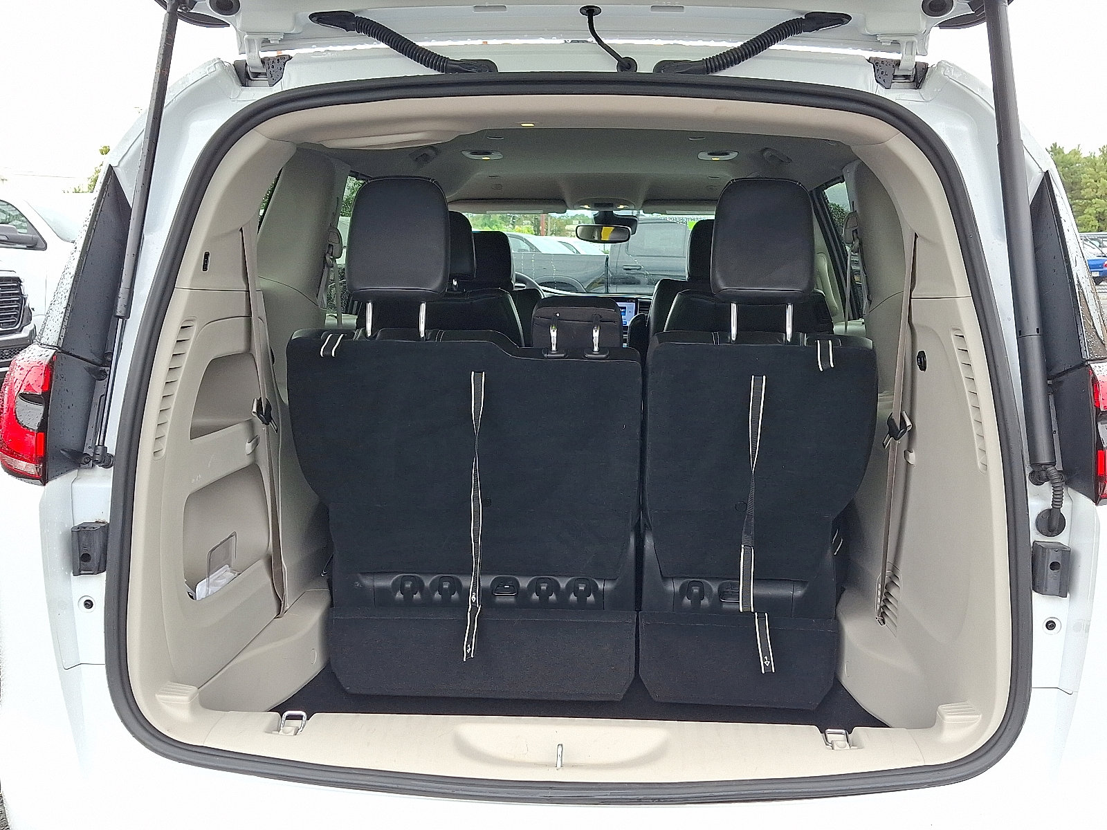 Certified 2023 Chrysler Pacifica Touring-L image 28