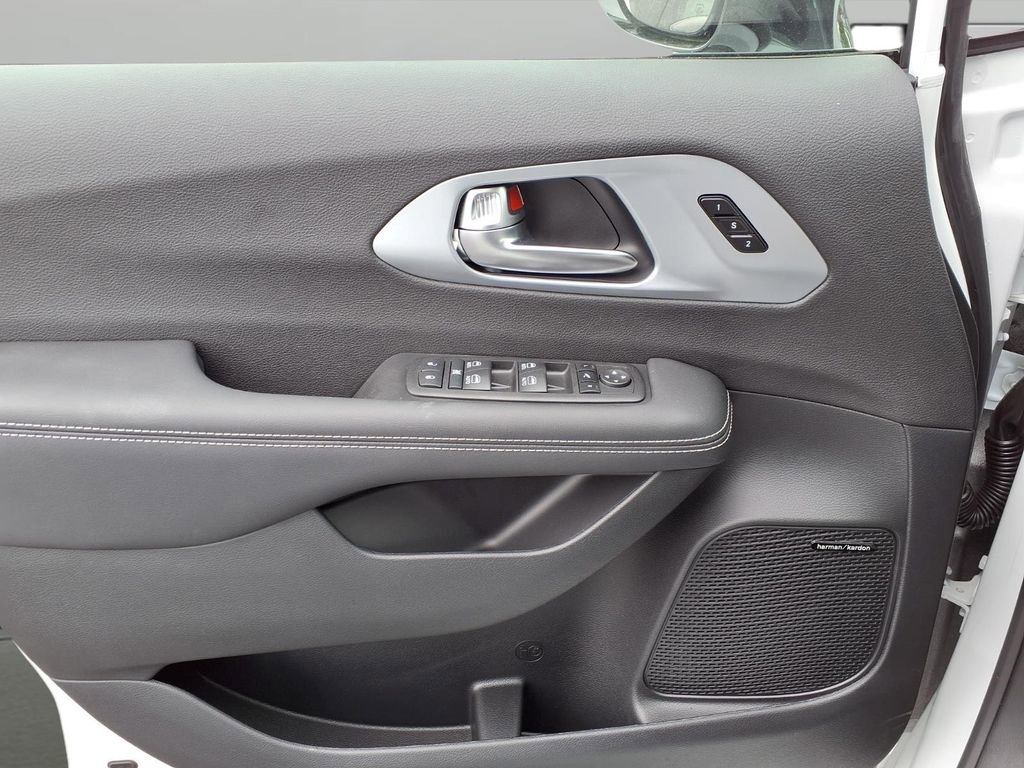 New 2026 Chrysler Pacifica Limited w/ Uconnect Theater Family Group AWD/4WD image 10