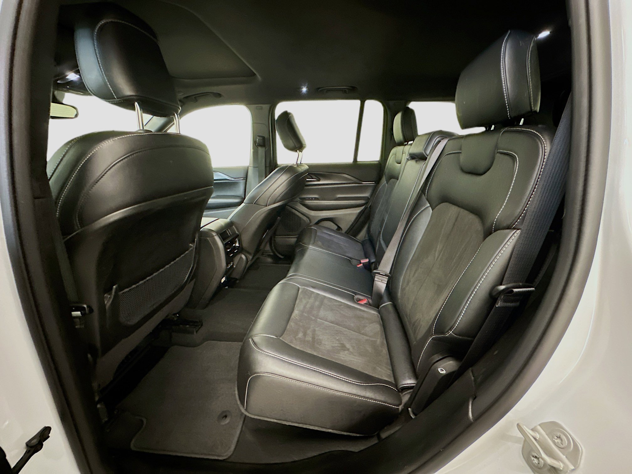 Used 2023 Jeep Grand Cherokee Altitude image 29