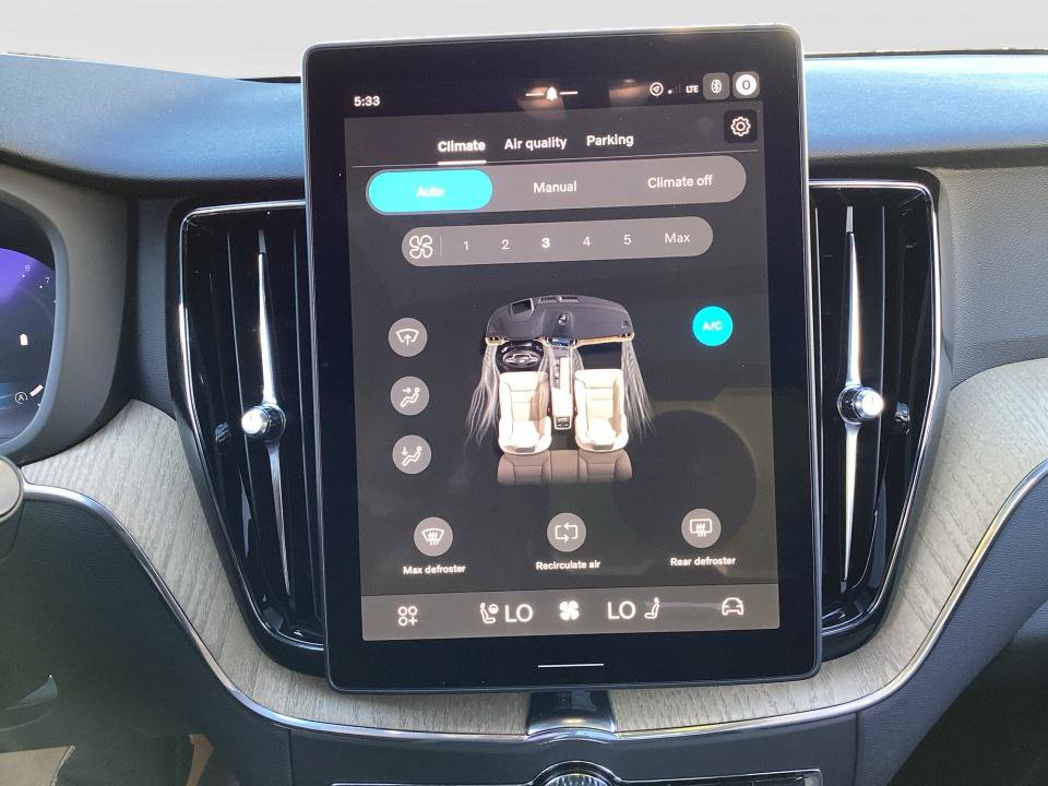 New 2027 Volvo XC60 B5 Plus AWD/4WD image 18