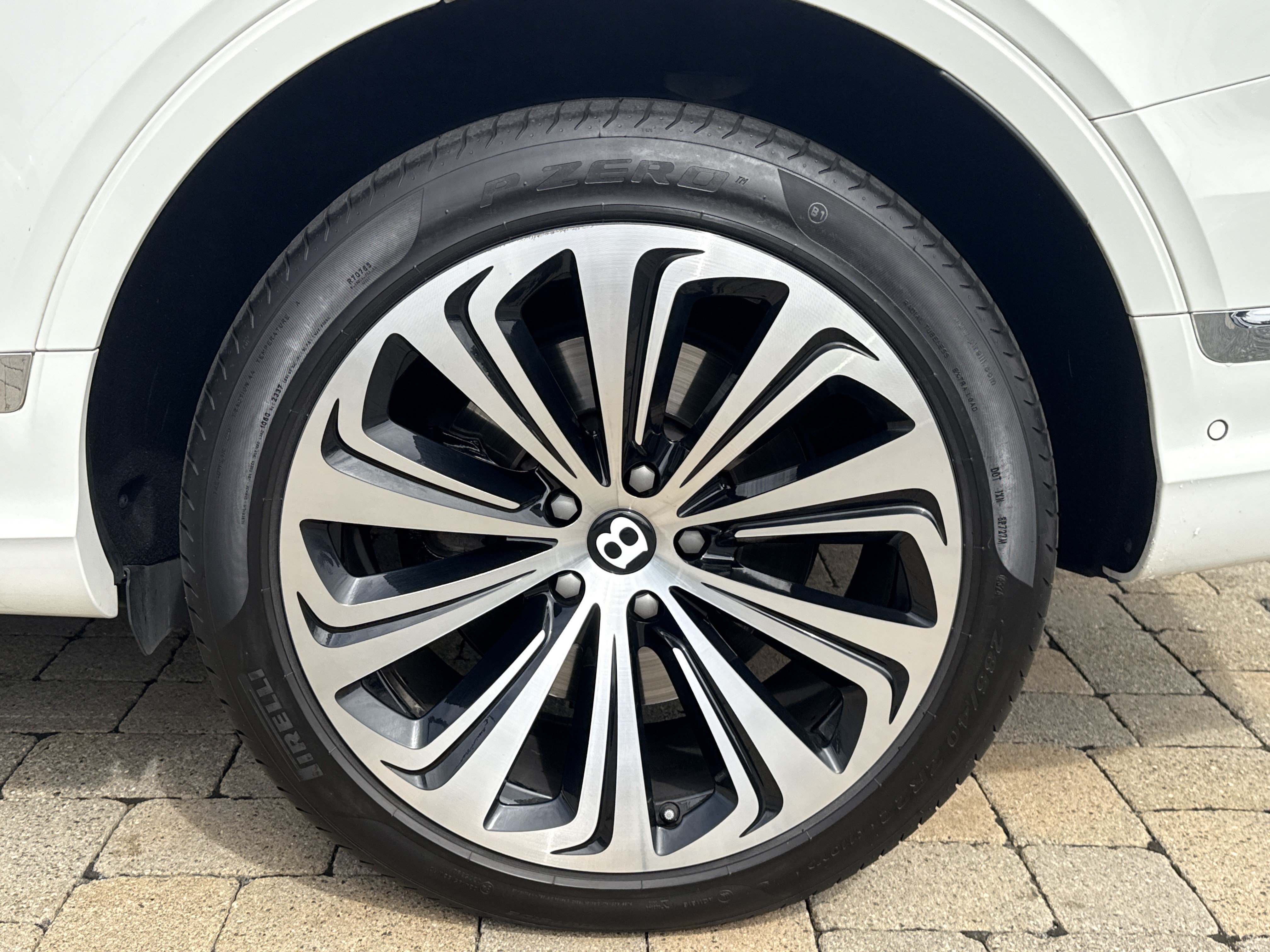 Used 2022 Bentley Bentayga AWD/4WD image 31