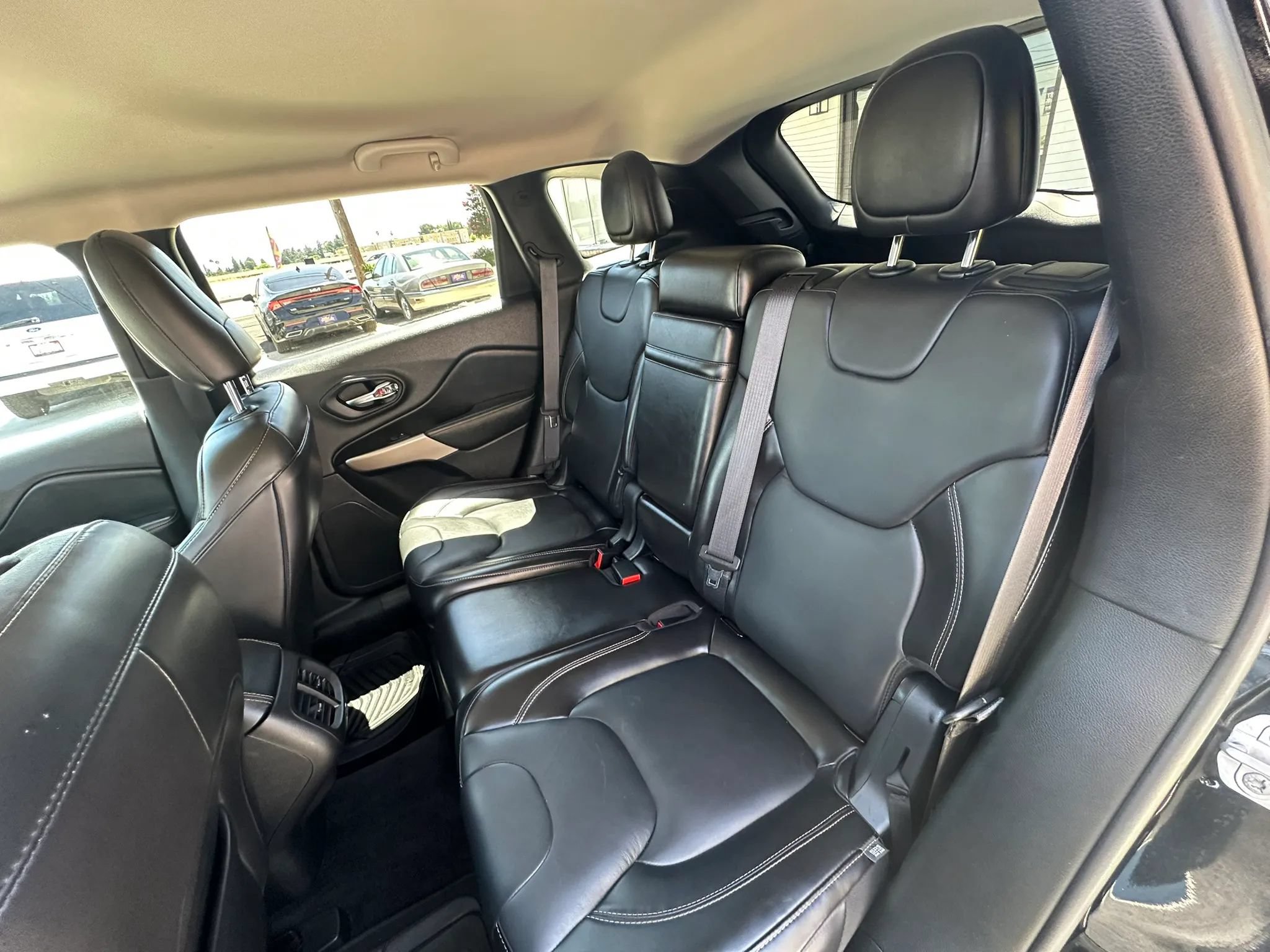 Used 2018 Jeep Cherokee Limited AWD/4WD image 30