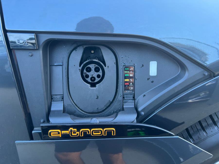 Used 2023 Audi e-tron Premium Plus w/ Premium Plus Package image 48