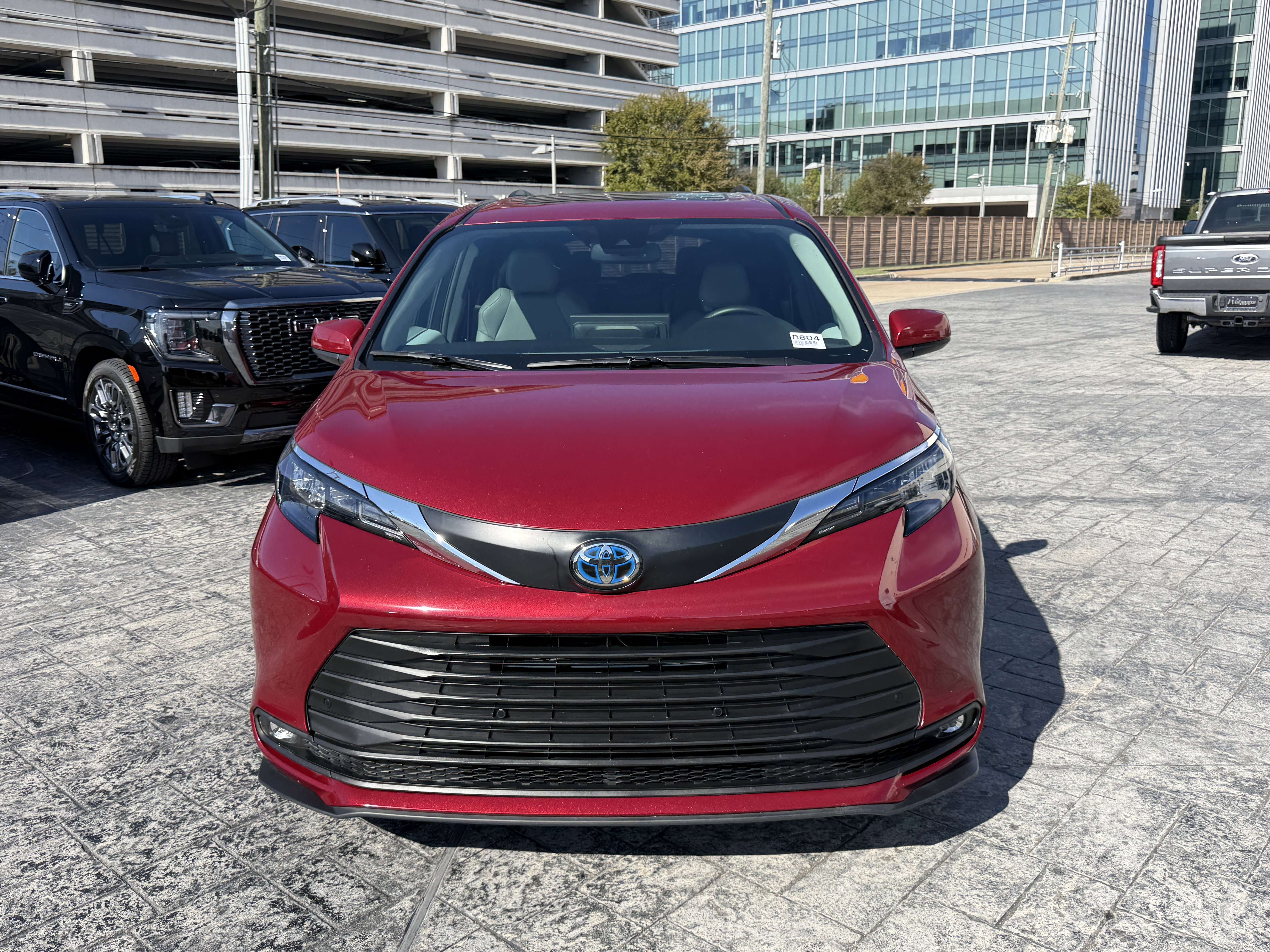 Used 2025 Toyota Sienna XLE image 2