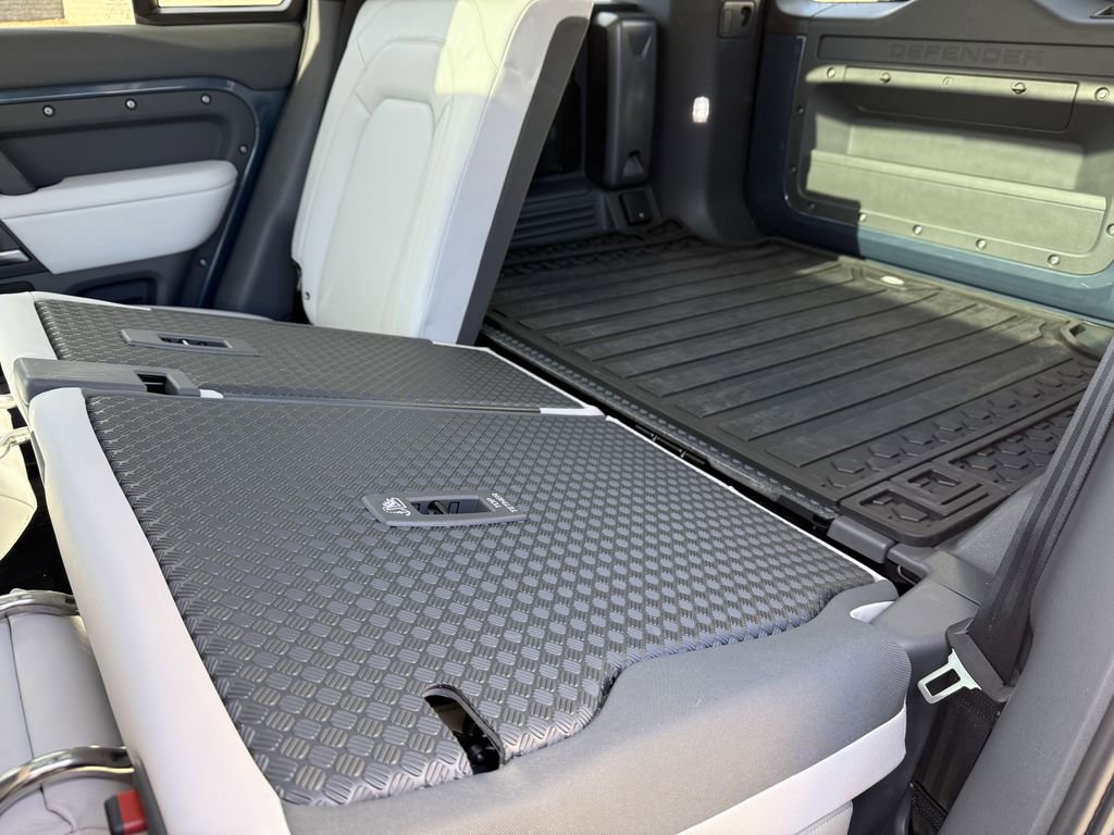 Used 2025 Land Rover Defender 110 X-Dynamic SE image 14
