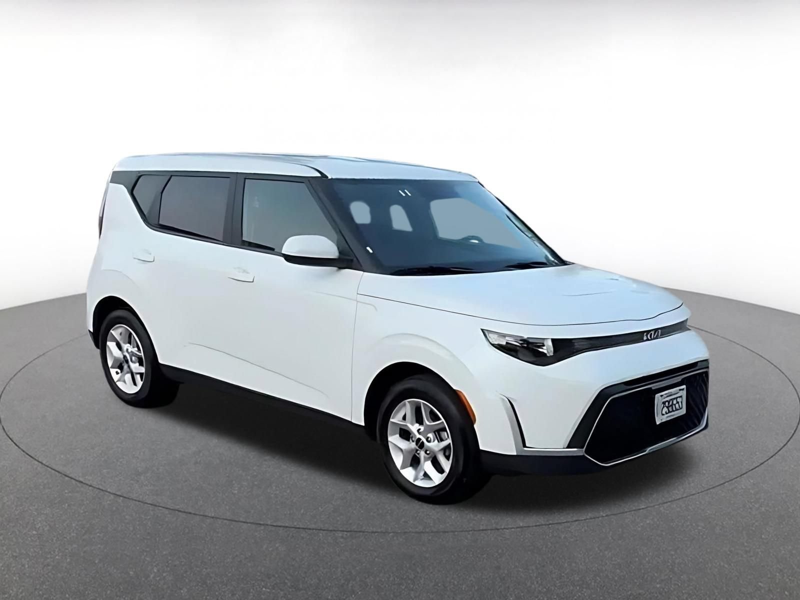 Used 2025 Kia Soul LX w/ LX Technology Package FWD image 2