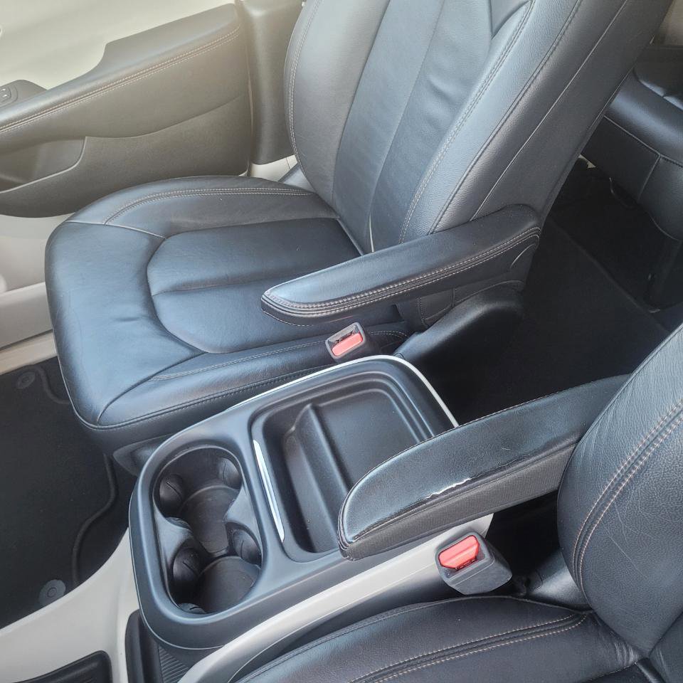 Used 2017 Chrysler Pacifica Touring-L w/ Tire & Wheel Group image 13